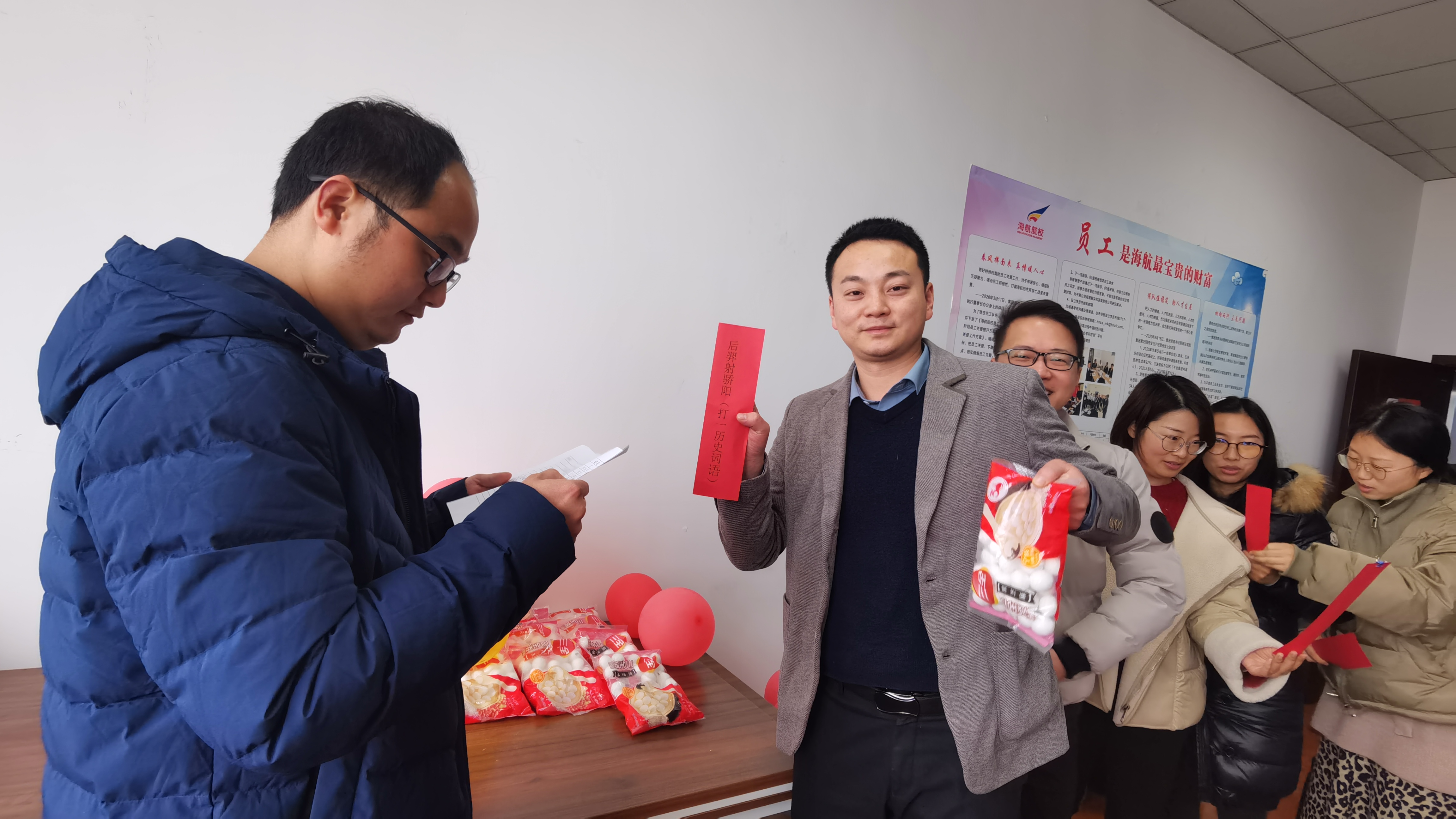 傳統(tǒng)佳節(jié)∣濃濃元宵味，暖暖共團(tuán)圓——海南航校組織開(kāi)展元宵佳節(jié)趣味猜燈謎活動(dòng)